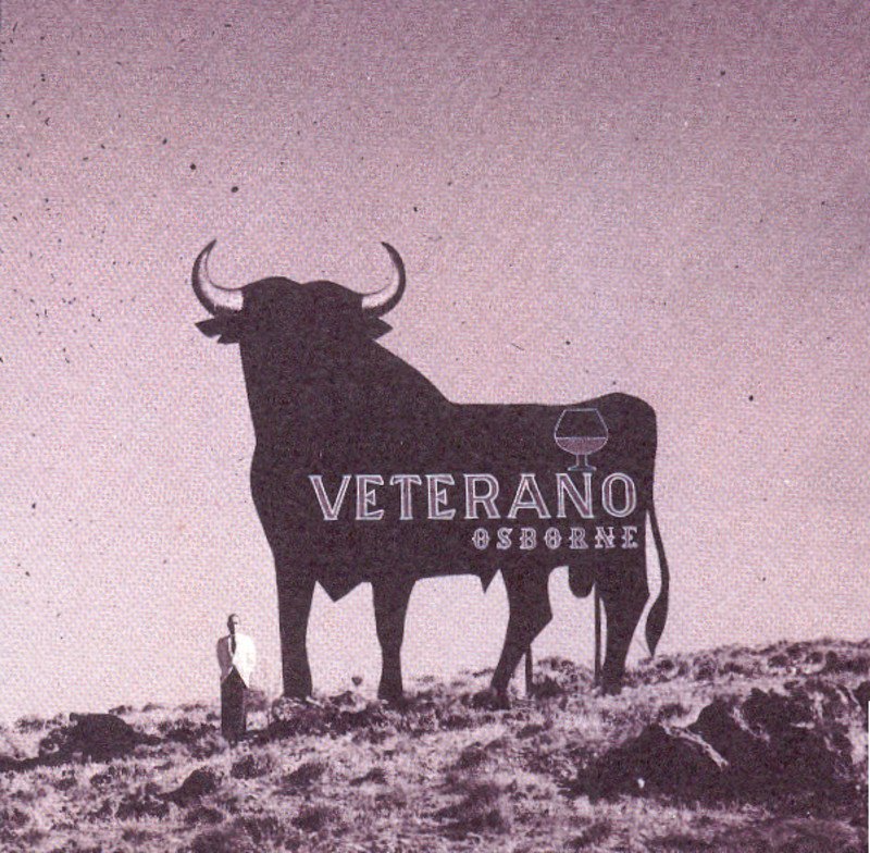 Primer diseño del Toro Osborne en madera, con el nombre 'Veterano Osborne' visible.